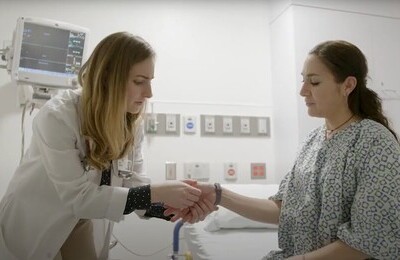 Кодирование Аквилонг в Карачево Врач держит пациентку за руку