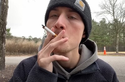 Лечение зависимости от табакокурения в Карачево Мужчина с сигаретой делает затяжку