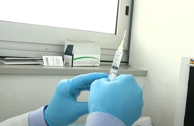 Проведение кодирования Вивитролом в Карачево Шприц с Вивитролом в руках у врача